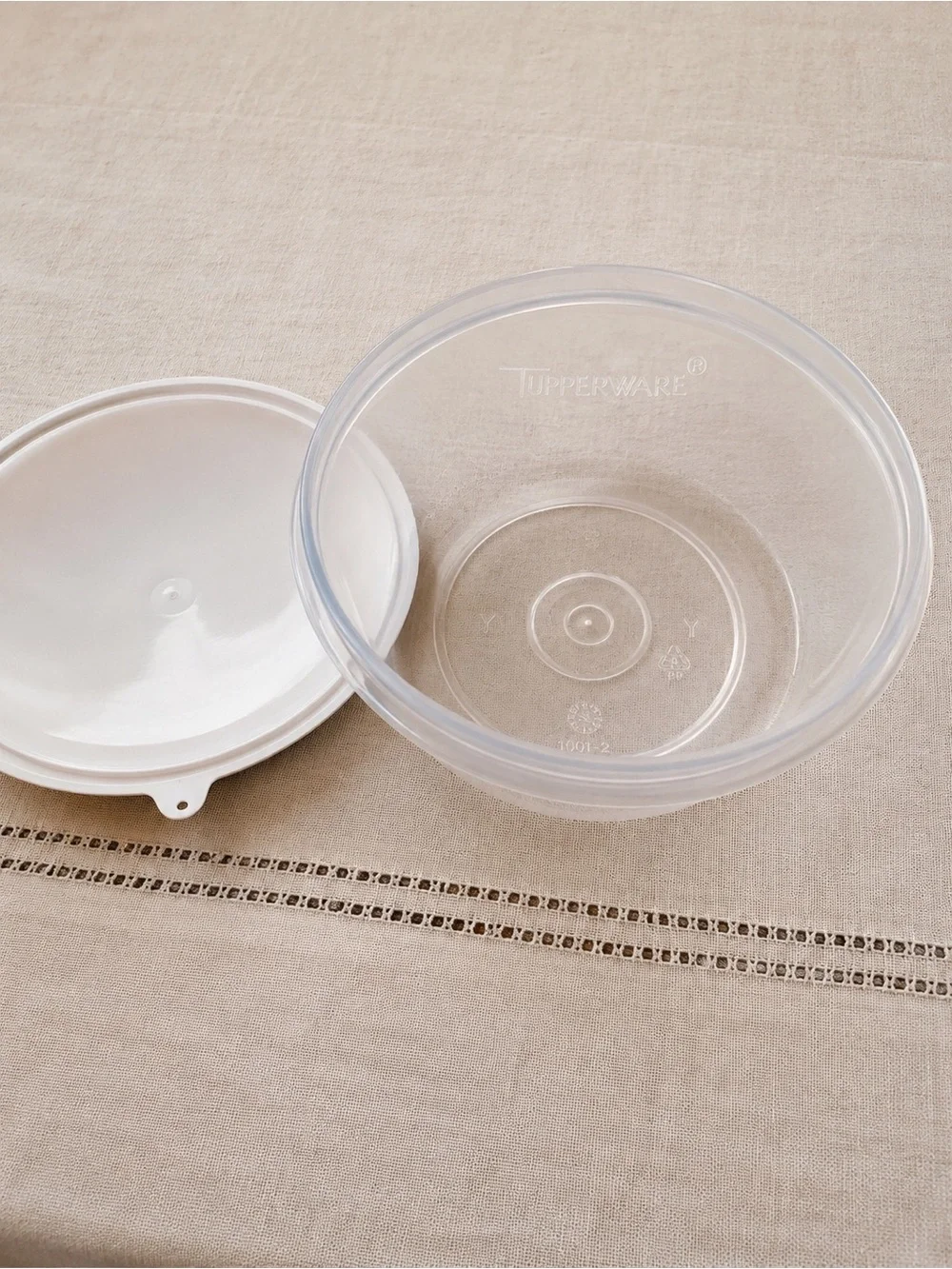 NEW Tupperware Crisp-it Lettuce Keeper 1424 Sheer Bowl White Lid & Spike